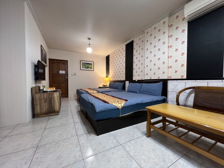 Room 8032 台南市區，生活機能佳，近成大，4人套房，14坪(約42m2)