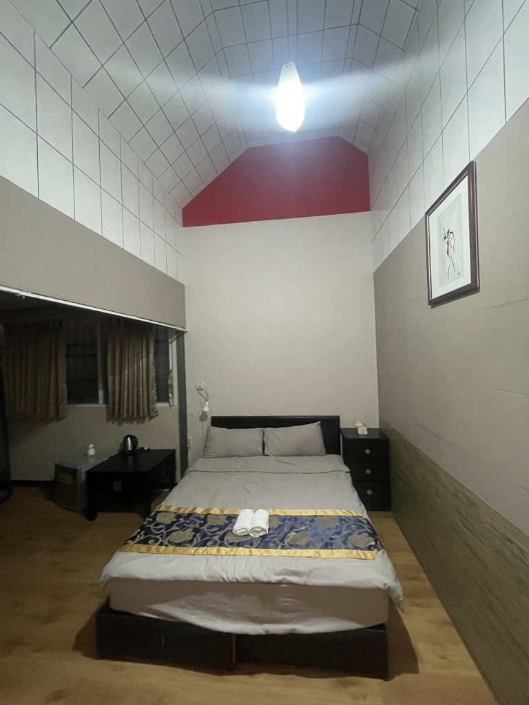 Room 8051 台南市區，生活機能佳，近成大，2人套房，10坪(約30m2)