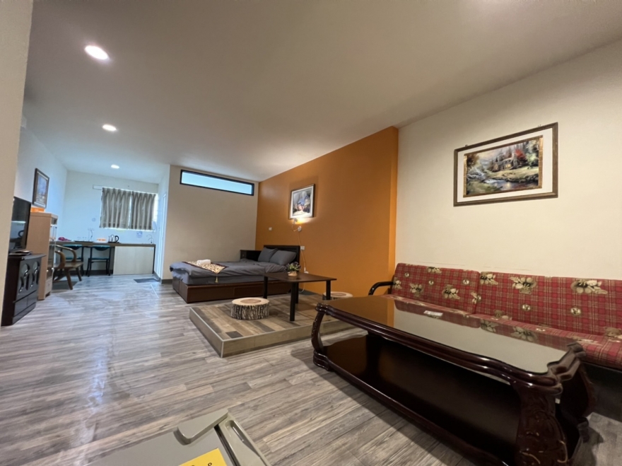 Room 8052 台南市區，生活機能佳，近成大，4人套房，17坪(約51m2)
