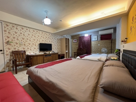 Room 3622台南(家庭玫瑰) ，4人套房，近安平景點，停車方便，10坪(約30m2)