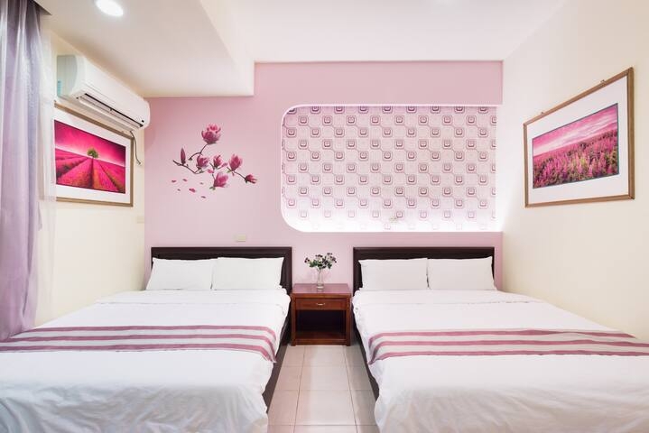 Room 3632台南(紫羅蘭風格房) ，4人房，近安平景點，停車方便，10坪(約30m2)